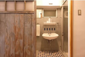 Secador de pelo, toallas