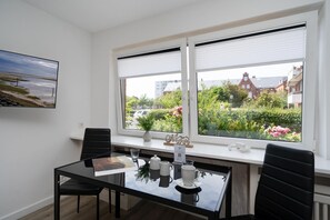 Unclassified image, 2 of 19, button - Adrian 3 - Gemütliches, Zentrales Apartment für 2 Personen, Wlan und TV, Separate Küche (Sylt)