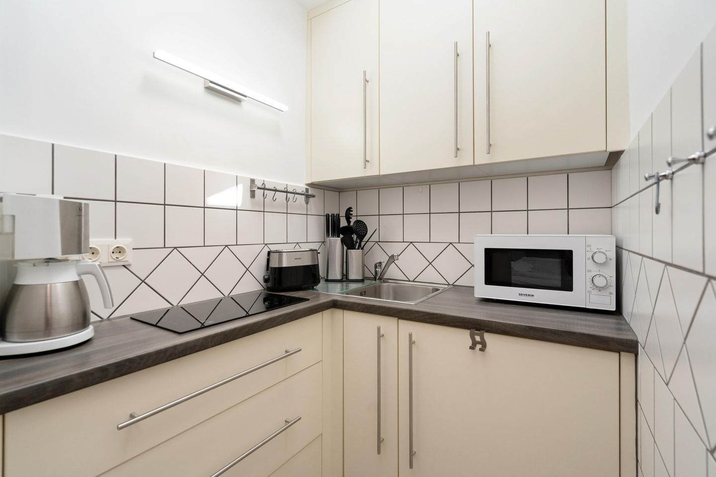 Réfrigérateur, micro-ondes, plaque de cuisson, cafetière/bouilloire