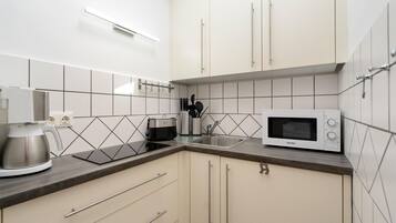 Réfrigérateur, micro-ondes, plaque de cuisson, cafetière/bouilloire