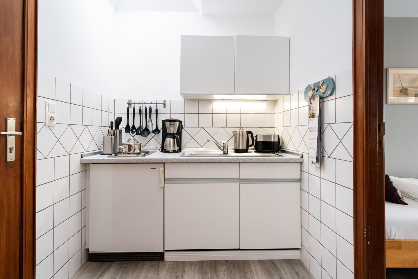 冷蔵庫、電子レンジ、コンロ、コーヒー / ティーメーカー