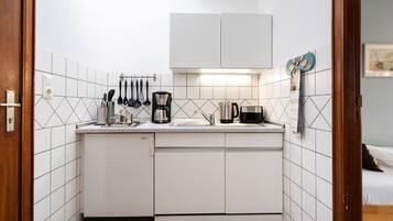 Kühlschrank, Mikrowelle, Herdplatte, Wasserkocher mit Kaffee-/Teezubehör