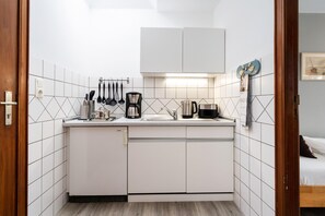 Kühlschrank, Herdplatte, Wasserkocher mit Kaffee-/Teezubehör