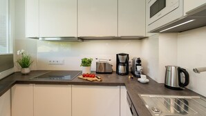 Kaffetrakter/tekoker, kjøleskap, mikrobølgeovn og kokeplater