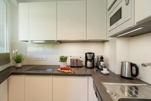 Kjøleskap, mikrobølgeovn, kokeplater og oppvaskmaskin