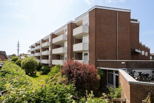 Unclassified image, 1 of 21, button