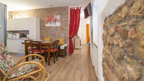 Un espace de vie compact comprenant une cuisine, un coin repas et un salon.