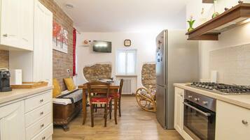 Jääkaappi, mikroaaltouuni, uuni, astianpesukone