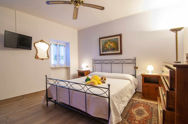 2 bedrooms, iron/ironing board, free WiFi