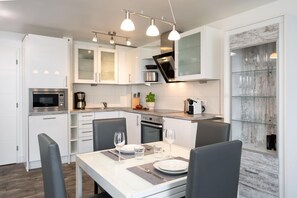 Fridge, microwave, oven, stovetop - Sylter Residenz - Modern apartment, close to the beach with balcony, parking space, WLAN. (Sylt)