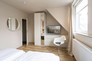 3 bedrooms, desk, WiFi