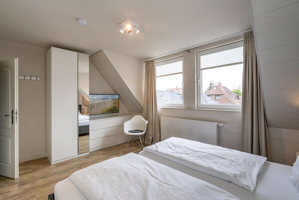 3 bedrooms, desk, WiFi