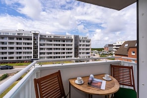 Outdoor dining - Sunset - Modern app. with sea view, west-facing balcony, WLAN. Pets allowed. (Sylt)