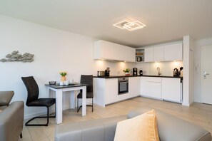 Interior - Sunset - Modern app. with sea view, west-facing balcony, WLAN. Pets allowed. (Sylt)