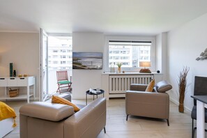 TV, stereo - Sunset - Modern app. with sea view, west-facing balcony, WLAN. Pets allowed. (Sylt)