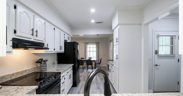 Fridge, microwave, oven, stovetop - Cottage in Richmond Hill, Pet Friendly with King Bed (Richmond Hill)