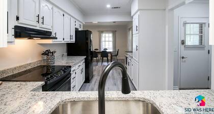 Cottage in Richmond Hill, Pet Friendly with King Bed