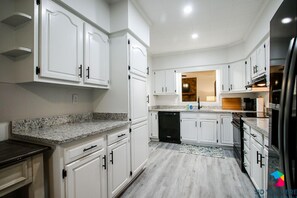 Fridge, microwave, oven, stovetop - Cottage in Richmond Hill, Pet Friendly with King Bed (Richmond Hill)