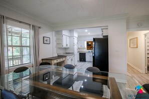 Dining - Cottage in Richmond Hill, Pet Friendly with King Bed (Richmond Hill)