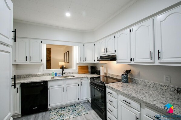 Fridge, microwave, oven, stovetop - Cottage in Richmond Hill, Pet Friendly with King Bed (Richmond Hill)