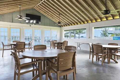 The Sportsman's Lodge & Marina