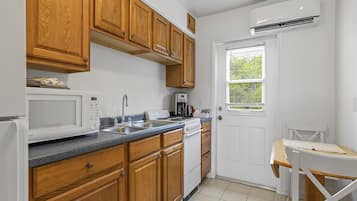Economy Room | Private kitchen | Full-size fridge, oven, stovetop, cookware/dishes/utensils