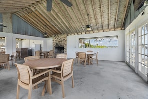 Terrace/patio - The Sportsman's Lodge & Marina (Sebastian)