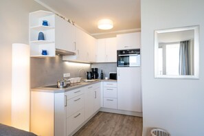 Fridge, oven, stovetop, dishwasher - Wattenblick - Modern app. with balcony, sea view, parking space, WLAN. (List)