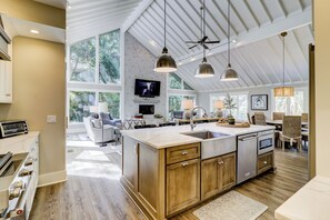 House, Multiple Beds, Kitchen, Pool View (7 Seaside Sparrow) | Private kitchen | Fridge, microwave, oven, stovetop - 7 Seaside Sparrow at The Sea Pines Resort (Hilton Head Island)