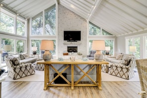 House, Multiple Beds, Kitchen, Pool View (7 Seaside Sparrow) | Living area