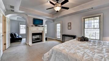 4 bedrooms, desk, iron/ironing board, travel crib