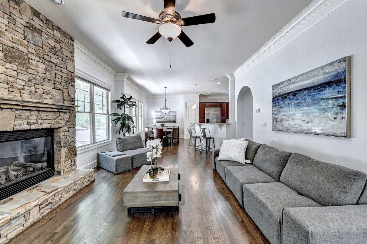 Een smart-tv en een open haard