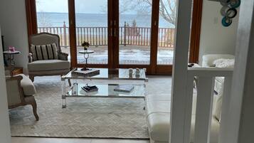 Een smart-tv, een open haard, boeken en een muziekbibliotheek