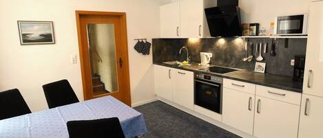 Een koelkast, een microgolfoven, een oven, een vaatwasser