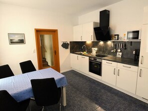 Kühlschrank, Mikrowelle, Ofen, Geschirrspüler