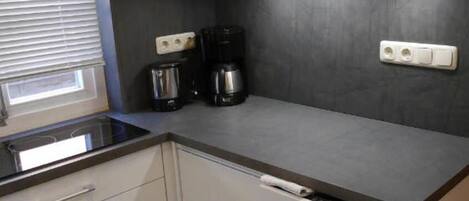 Frigorífico, microondas, horno y lavavajillas