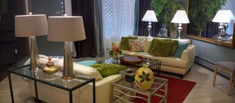 Family or Corporate Comfort. 8+ minutes to airport & walk to great dining!