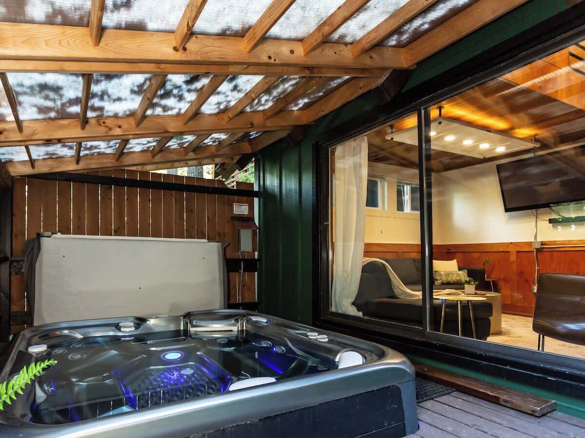 The Birdhouse | Hot Tub, Ev Charger & Pool - Glacier, WA