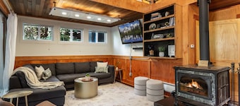 Rustic Mountain Hideaway ~Hot Tub, EV charger, wood stove, Pets welcome !