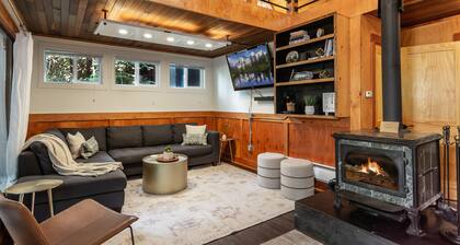 Rustic Mountain Hideaway ~Hot Tub, EV charger, wood stove, Pets welcome !