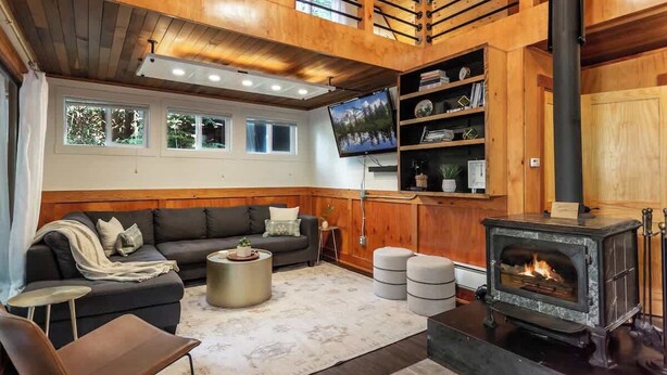 Una sala de estar acogedora con un sofá, una mesa de centro y una chimenea.