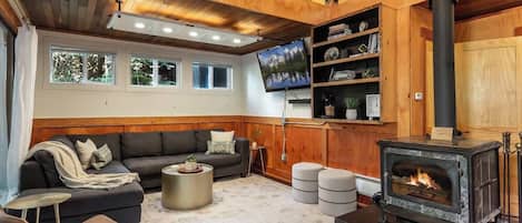 Smart-TV, Kamin, Arbeitsbereiche