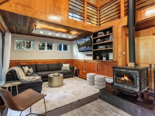 The Birdhouse | Hot Tub, EV Charger & Pool