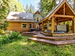 Terrace/patio - Spacious retreat, Pet Friendly,  Hot Tub, outdoor entertaining space, Sauna and Fireplace! (Glacier)