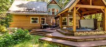 Spacious retreat, Pet Friendly,  Hot Tub, outdoor entertaining space, Sauna and Fireplace!