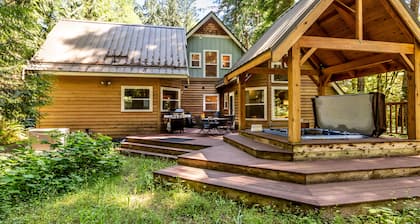 Spacious retreat, Pet Friendly, Hot Tub, outdoor entertaining space, Sauna and Fireplace!