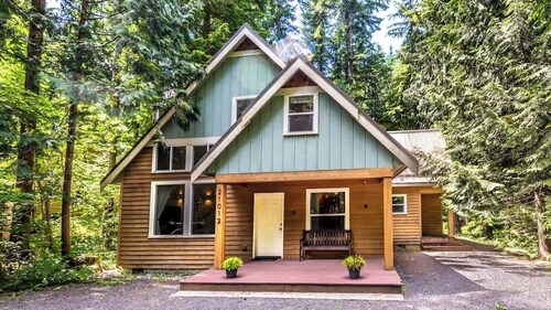 Mountain Retreat: Hot Tub, Sauna, Pet-Friendly Getaway