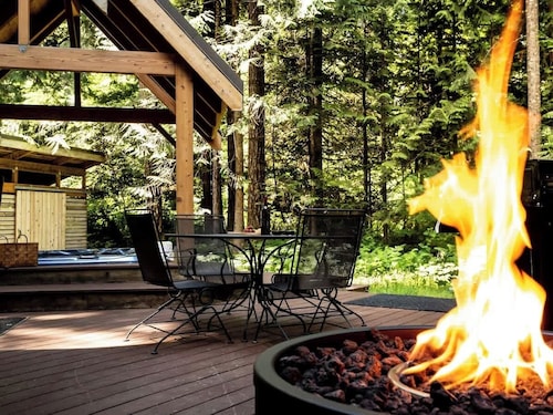 Hot Tub + Private Sauna | Heliotrope Haus