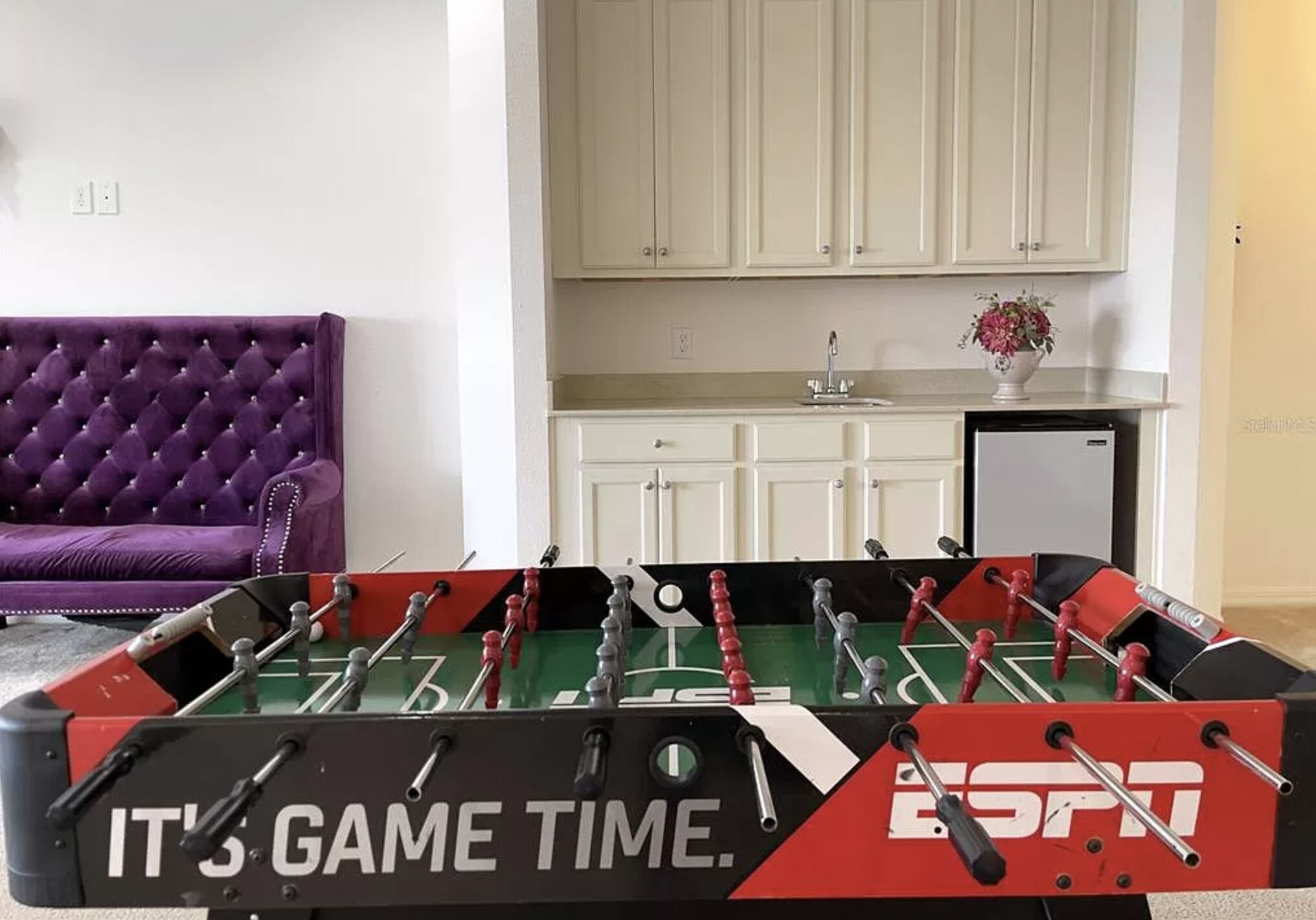 Taula de futbolí amb el text "IT'S GAME TIME" al primer pla.