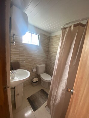 Regadera y papel de baño 